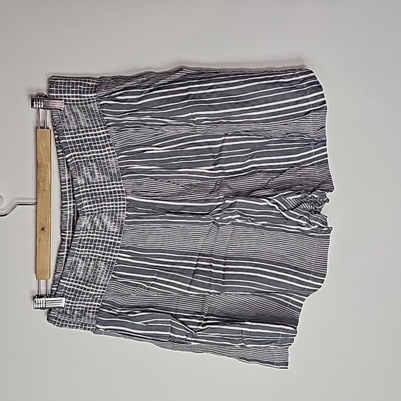 American Eagle large gray and white striped new with tags shorts - Picture 4 of 8